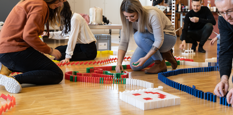 Domino Workshop Hintergrund